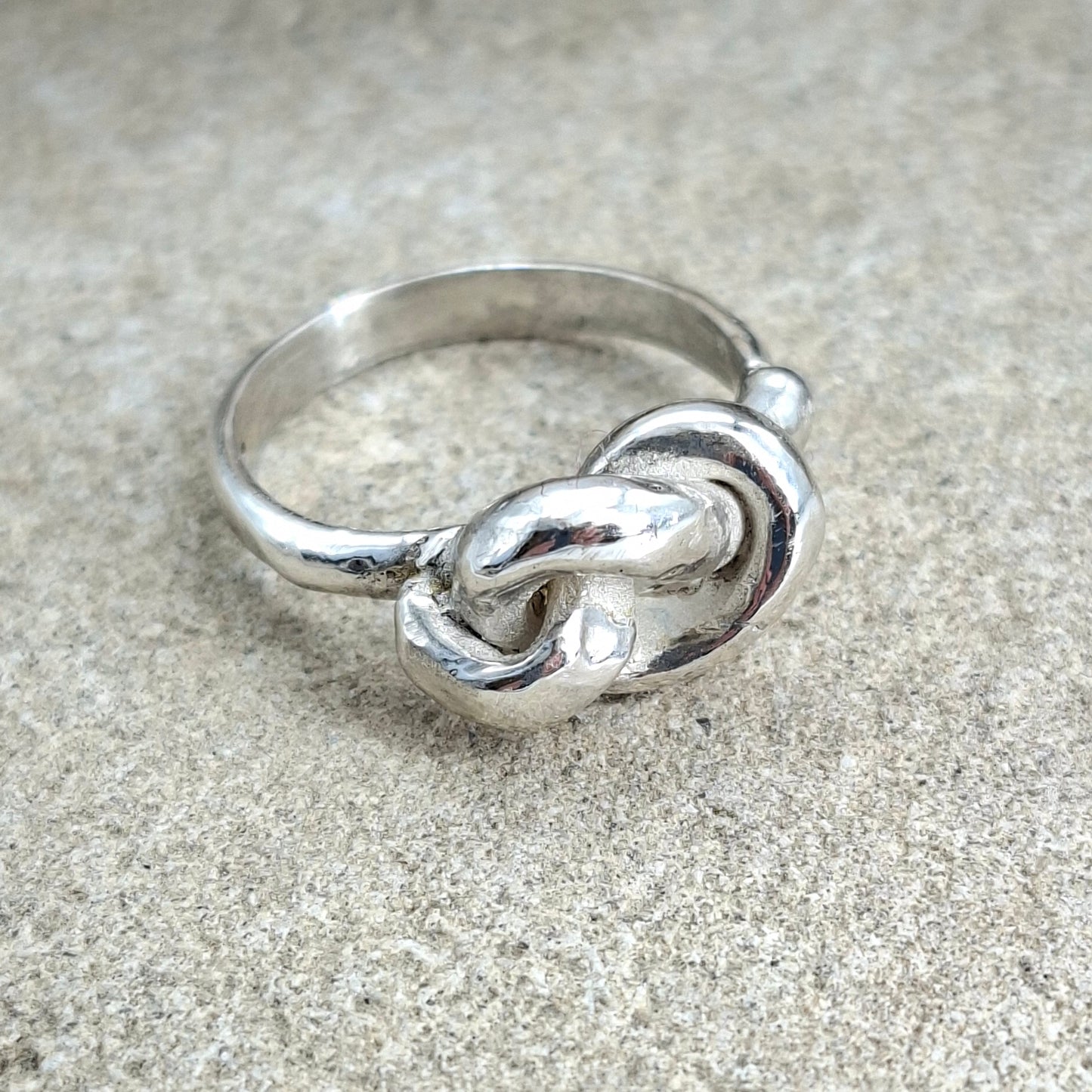 Anello Nodo realizzato a mano a cera persa in argento 