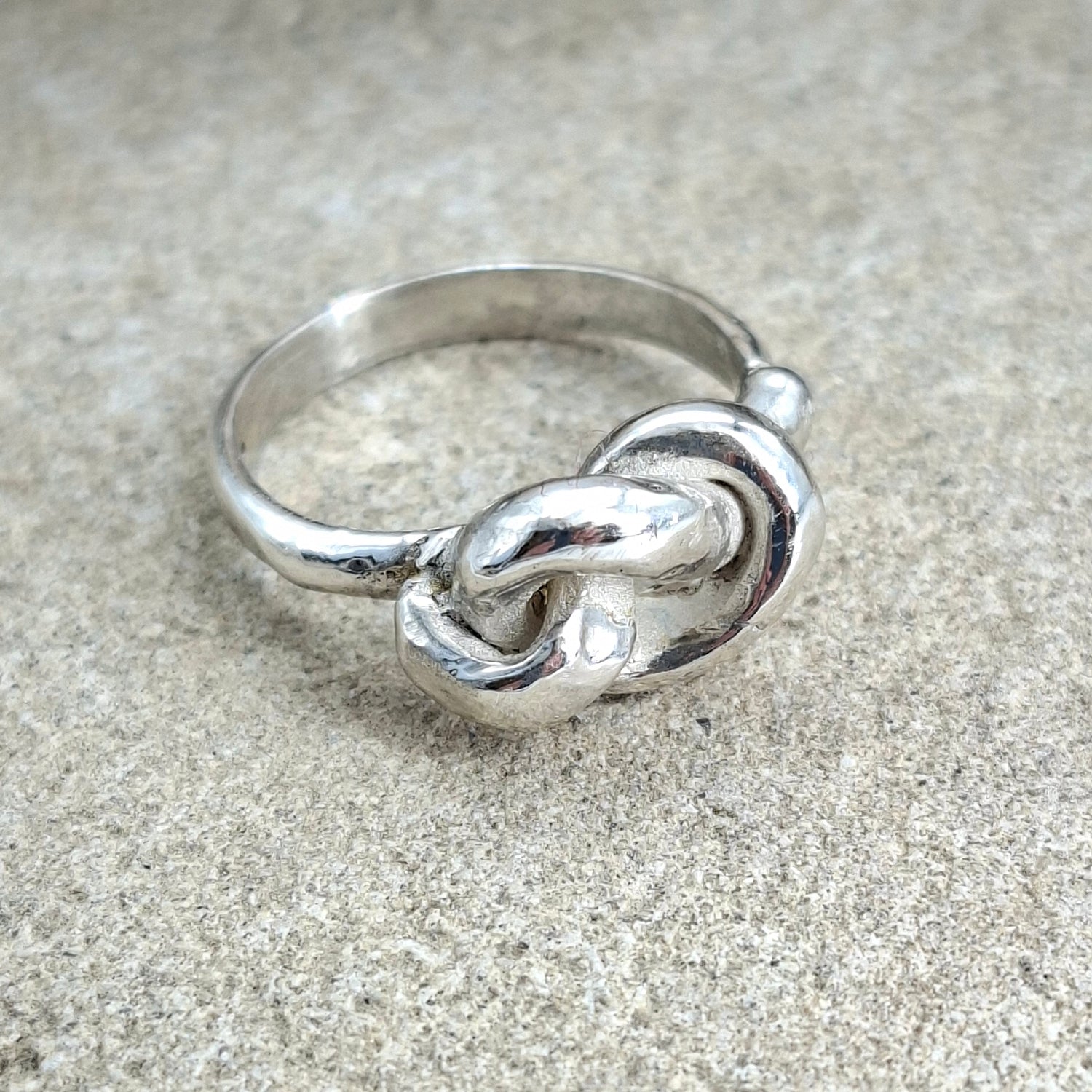 Anello Nodo realizzato a mano a cera persa in argento 